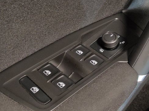 Used 2020 Volkswagen Tiguan S image 27