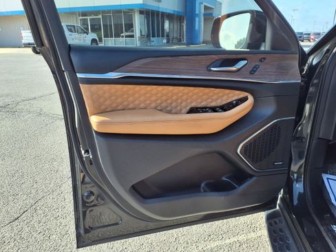 Used 2024 Jeep Grand Cherokee Summit w/ MOPAR Finishing Package AWD/4WD image 16