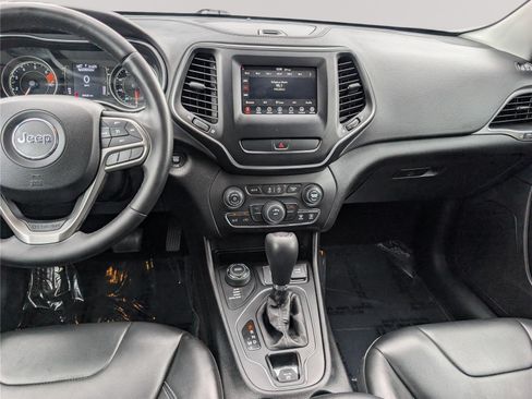 Used 2019 Jeep Cherokee Latitude Plus AWD/4WD image 18