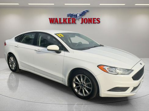 Used 2017 Ford Fusion SE w/ Fusion SE Technology Package image 1
