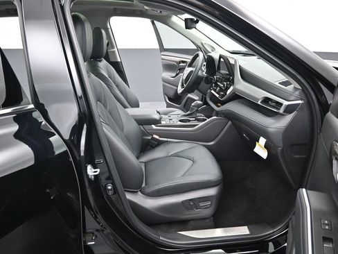 Used 2025 Toyota Highlander Platinum AWD/4WD image 40