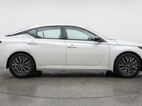 Used 2025 Nissan Altima 2.5 SV FWD image 11