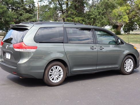 Used 2012 Toyota Sienna XLE image 4