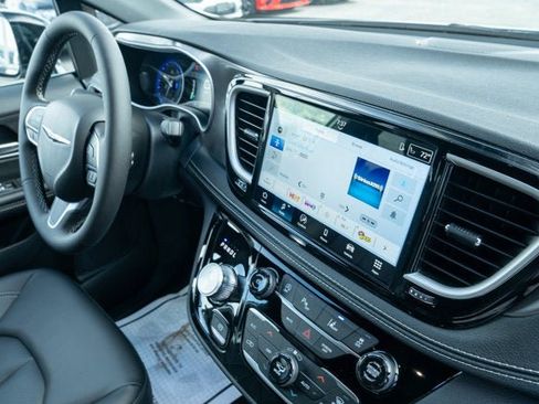 New 2026 Chrysler Pacifica Select image 40