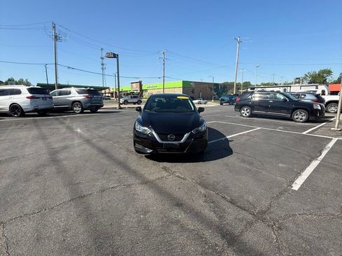 Used 2021 Nissan Versa SV FWD image 4
