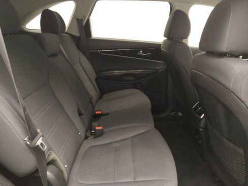 Used 2020 Kia Sorento S image 19