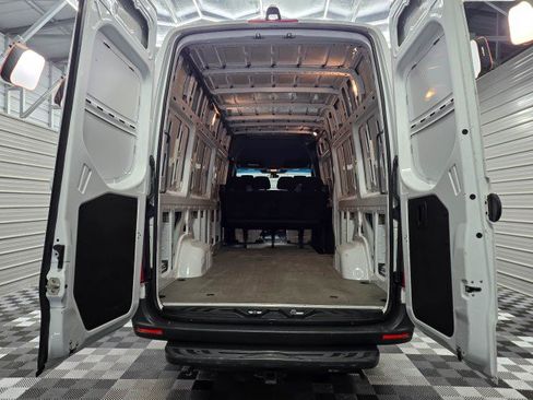 Used 2022 Mercedes-Benz Sprinter 2500 image 12