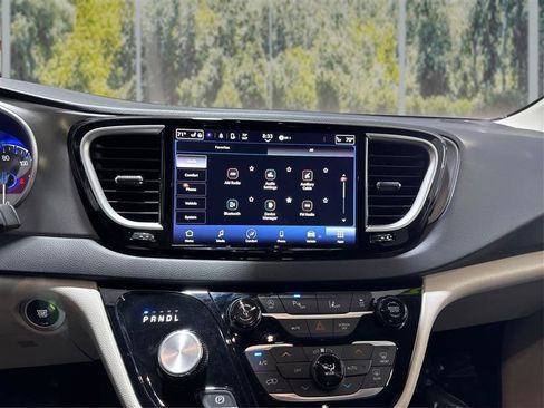 Used 2023 Chrysler Pacifica Touring-L FWD image 16