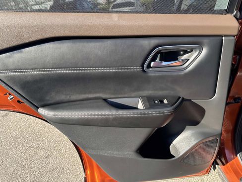 Used 2021 Nissan Rogue SL w/ Premium Package image 11