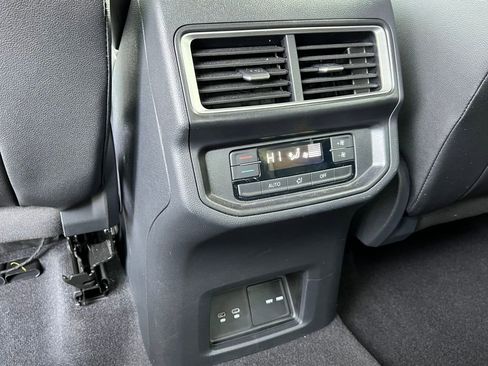 Certified 2025 Volkswagen Atlas SE image 13