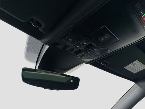 Certified 2023 Volkswagen Tiguan SE R-Line image 18