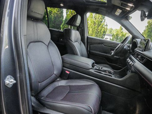 Certified 2025 Honda Pilot Black Edition image 34