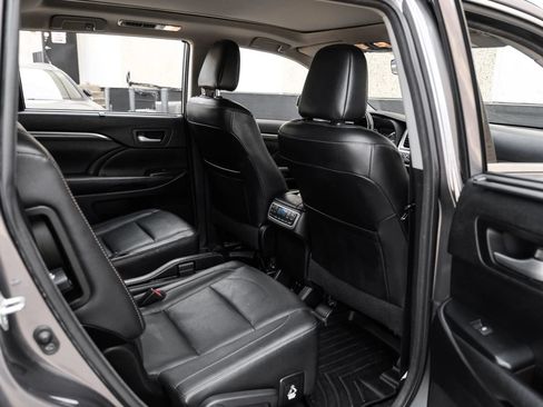Used 2017 Toyota Highlander Limited Platinum FWD image 35