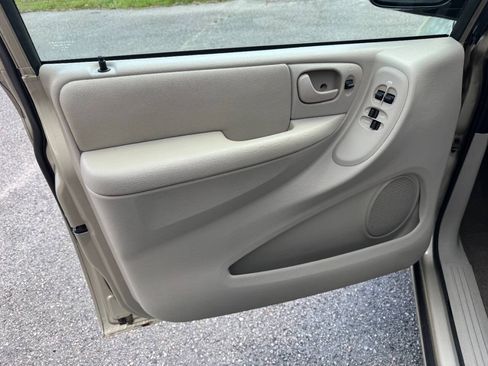 Used 2005 Chrysler Town & Country FWD image 37