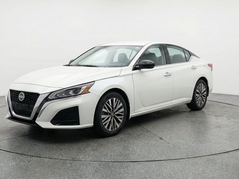 Used 2025 Nissan Altima 2.5 SV FWD image 3