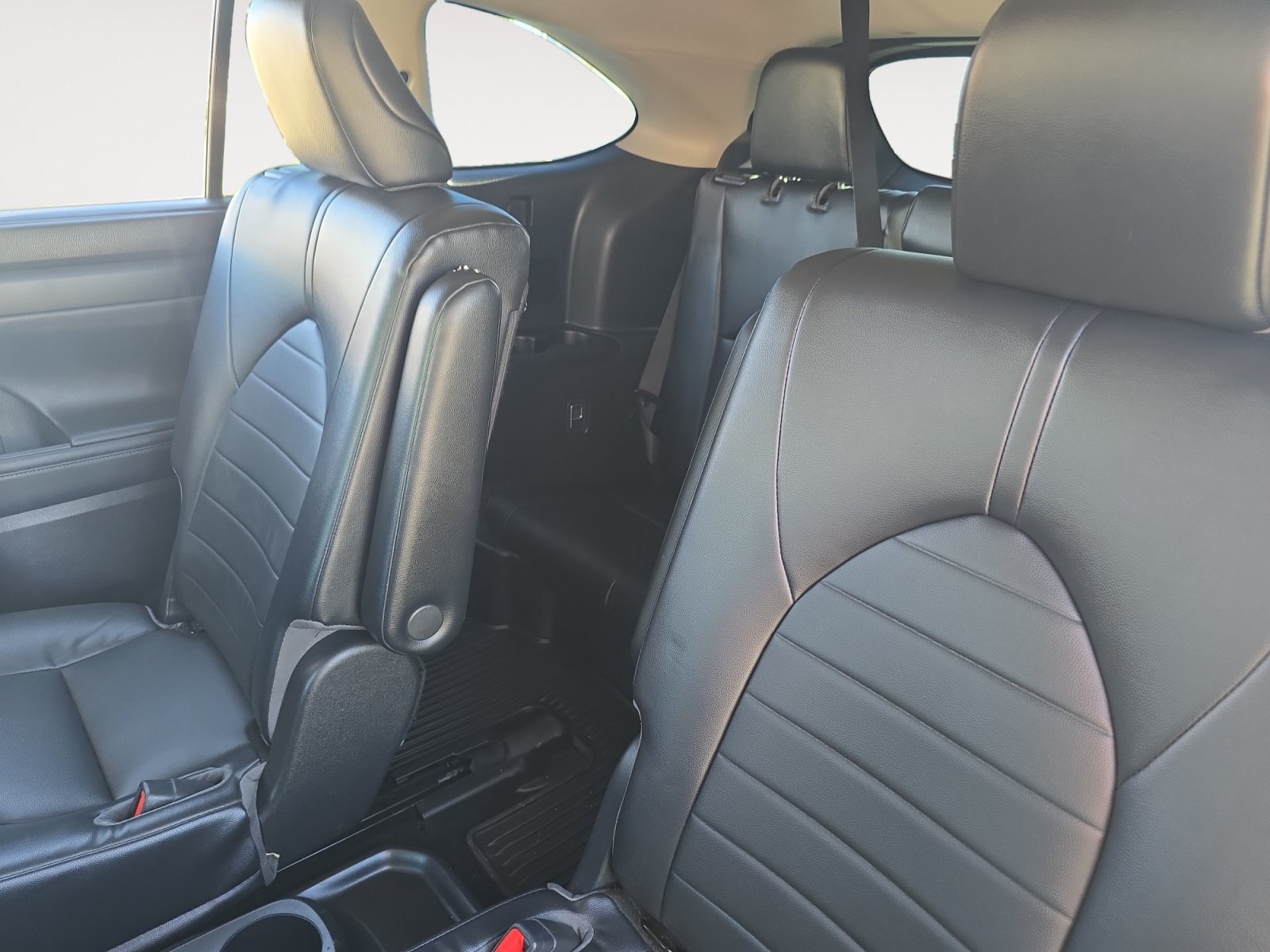 Used 2022 Toyota Highlander XLE FWD image 13