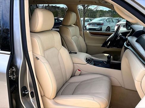 Used 2021 Lexus LX 570 4WD w/ Luxury Package image 9