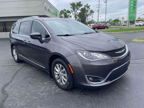 Used 2018 Chrysler Pacifica Touring-L FWD image 1