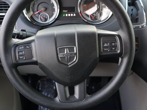 Used 2018 Dodge Grand Caravan SE w/ UConnect Hands-Free Group FWD image 24