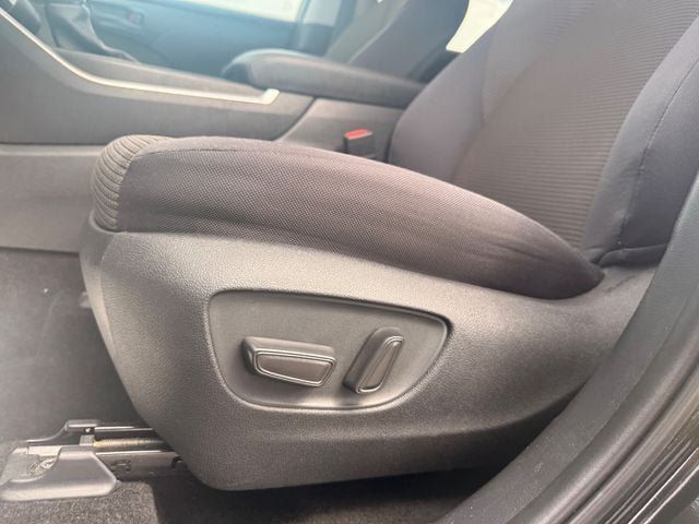 Used 2025 Toyota Highlander LE FWD image 10