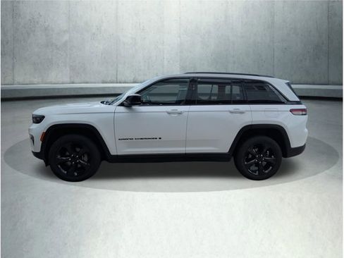 Used 2023 Jeep Grand Cherokee Limited w/ Black Appearance Package AWD/4WD image 2