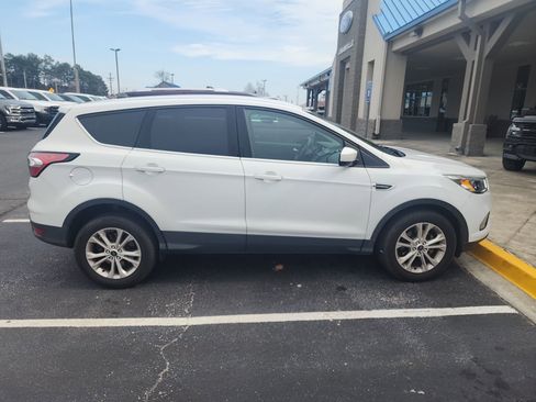 Used 2017 Ford Escape SE image 4