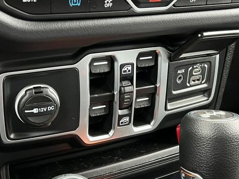 Used 2025 Jeep Wrangler Unlimited Sahara w/ Safety Group image 29