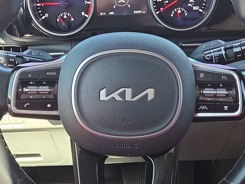 Used 2022 Kia Carnival SX image 30
