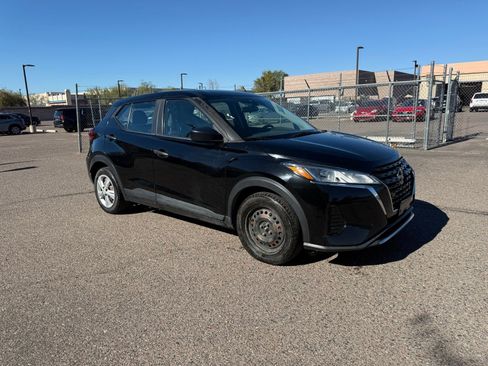 Used 2022 Nissan Kicks S image 3