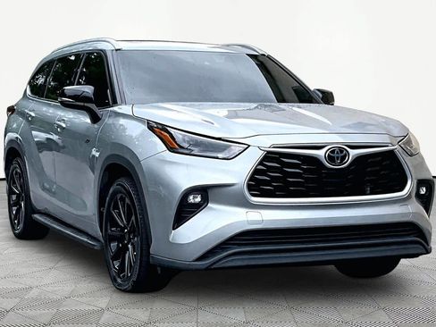 Used 2022 Toyota Highlander XLE FWD image 3