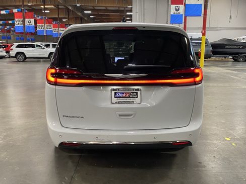 Used 2023 Chrysler Pacifica Touring-L FWD image 4