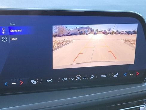 Used 2025 Chevrolet Traverse LT image 14