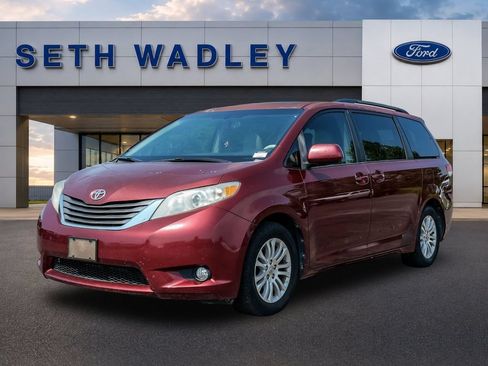 Used 2012 Toyota Sienna XLE FWD image 3
