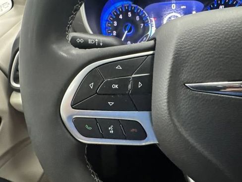 Used 2024 Chrysler Pacifica Touring-L FWD image 11