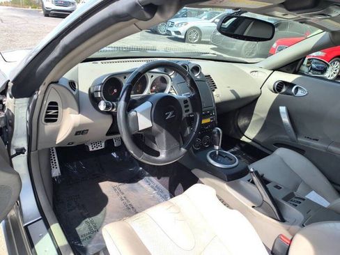 Used 2005 Nissan 350Z Touring RWD image 9