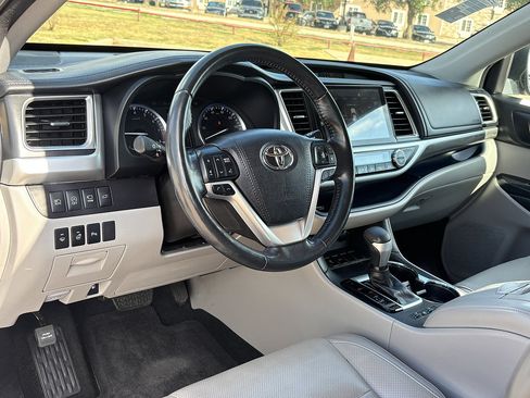 Used 2017 Toyota Highlander Limited Platinum FWD image 20