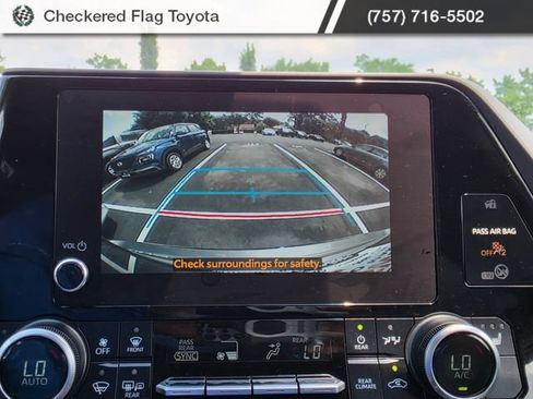 Used 2023 Toyota Highlander XLE FWD image 16
