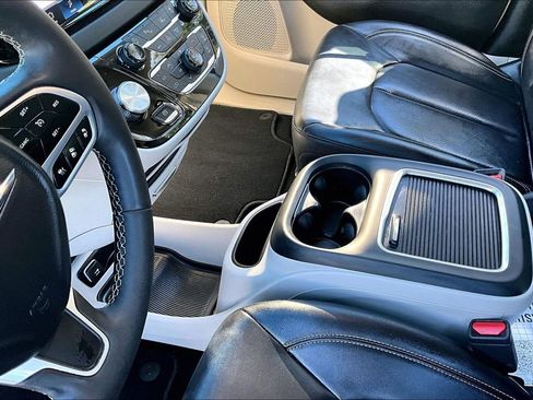 Used 2024 Chrysler Pacifica Touring-L image 16