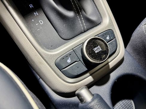 Used 2025 Hyundai Venue Limited image 23