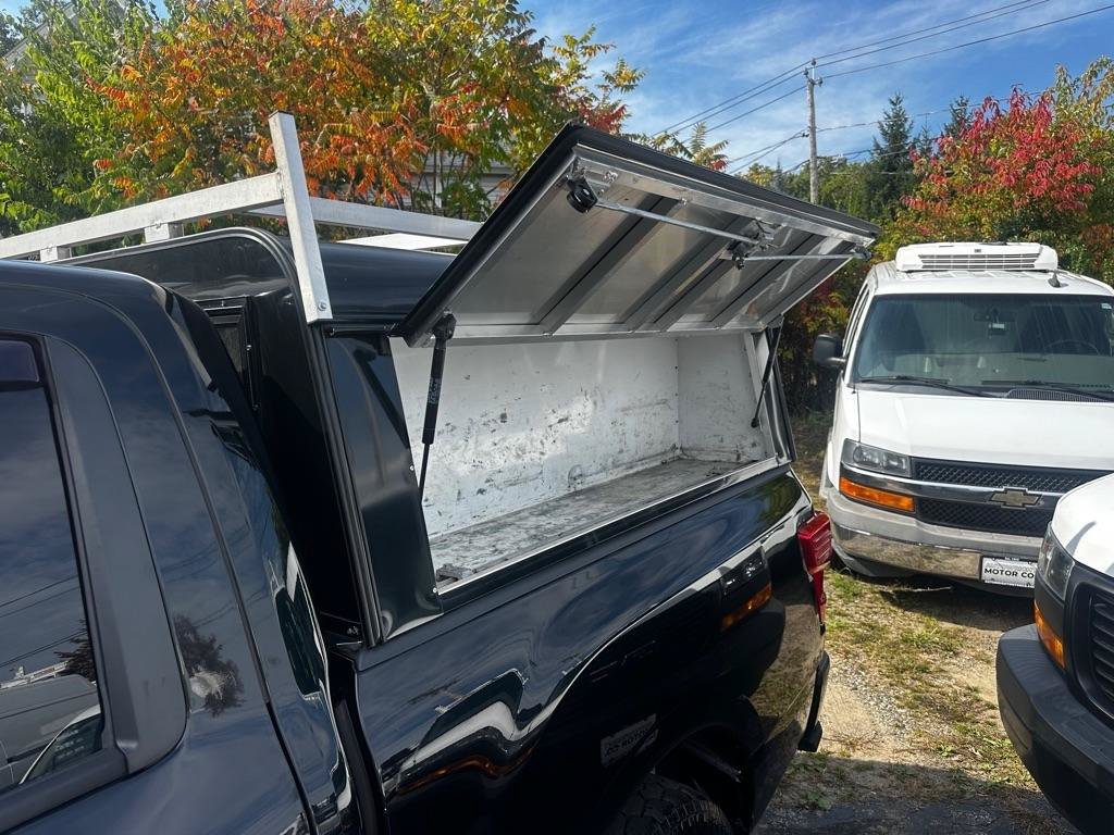 Used 2020 Nissan Titan SV w/ SV Convenience Package RWD image 9