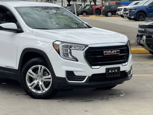 Used 2024 GMC Terrain SLE image 2
