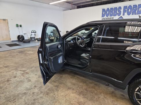 Used 2025 Jeep Compass Trailhawk AWD/4WD image 9