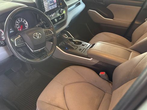 Used 2021 Toyota Highlander LE AWD/4WD image 11