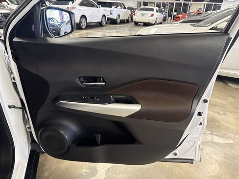 Used 2020 Nissan Kicks SR FWD image 17