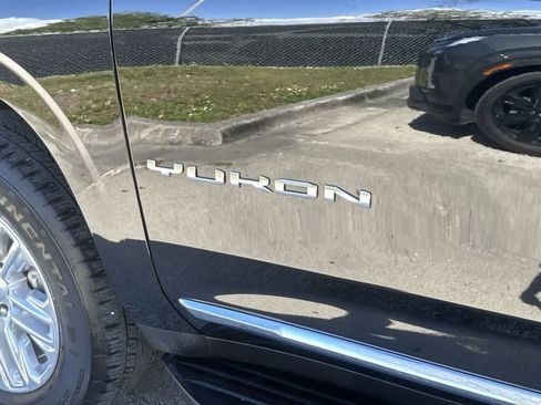 Used 2024 GMC Yukon SLT w/ SLT Luxury Package RWD image 10