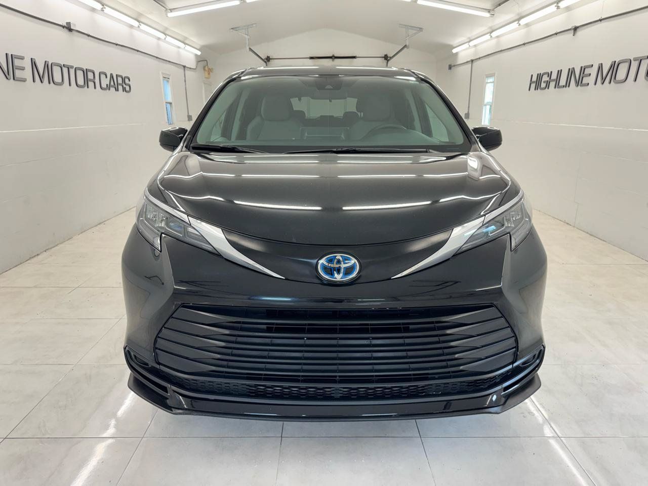 Used 2024 Toyota Sienna LE AWD/4WD image 2