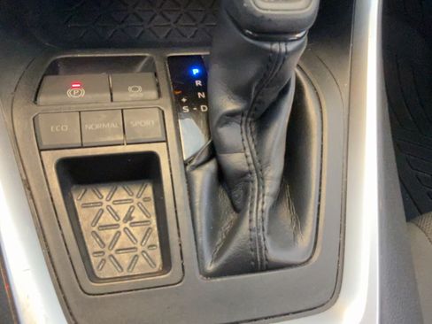 Used 2019 Toyota RAV4 XLE w/ Convenience Package FWD image 15