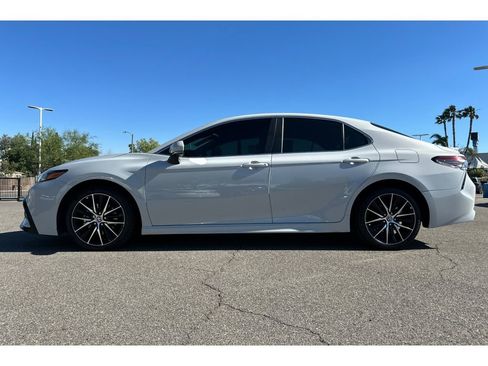 Used 2022 Toyota Camry SE image 2