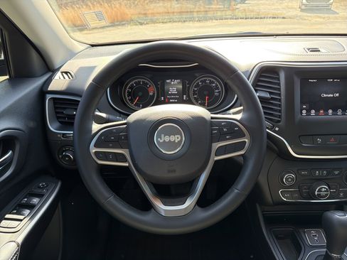 Used 2020 Jeep Cherokee Latitude Plus w/ Comfort/Convenience Group image 24