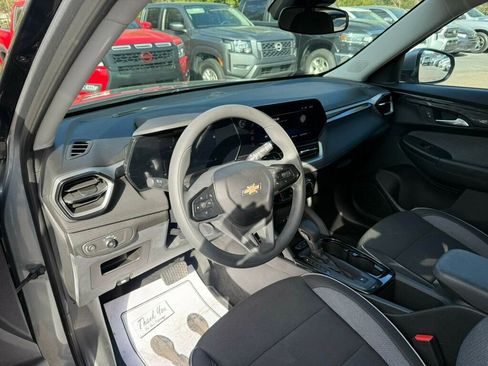 Used 2025 Chevrolet TrailBlazer LT image 3